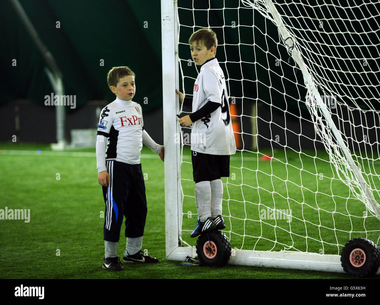 Soccer - Fulham Foundation Holiday Course Event - Motspur Park. Kids get involved in the Fulham Foundation Holiday Course event at Motspur Park Stock Photo