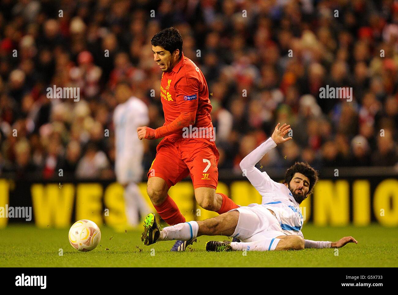 Soccer - UEFA Europa League - Round of 16 - Second Leg - Liverpool v Zenit St. Petersburg - Anfield. Liverpool's Luis Suarez (left) and Zenit St Petersburg's Carlos Luis Neto battle for the ball Stock Photo