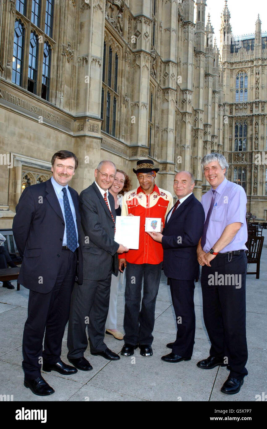 Arthur Lee, leader of legendary Los Angeles based band Love, flanked by MPs (from left) Alan Whitehead, Peter Bradley, Jane Griffiths, Stephen Pound and Martin Salter on the terrace of the House of Commons, London. * where he received an E.D.M (early day motion) in recognition for his work and recent visit to the UK for a sold ou tour, which culminated in a performance at the Queen Elizabeth Hall on the South Bank. Stock Photo
