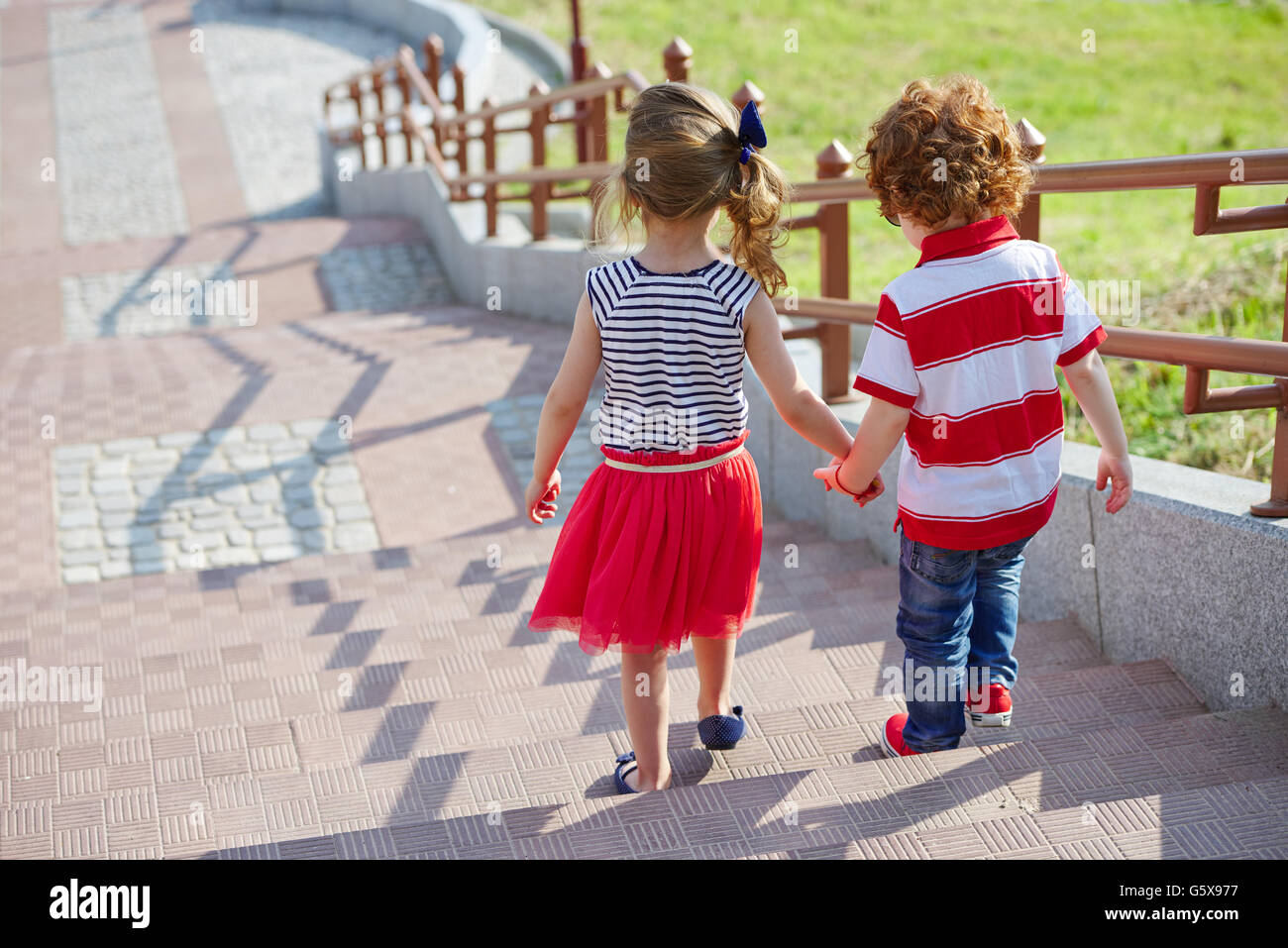 Девочка посещающую группу. Ребенок идет по коридору. Малыши в детском саду. Дети в детском саду. Дети в детсаду.