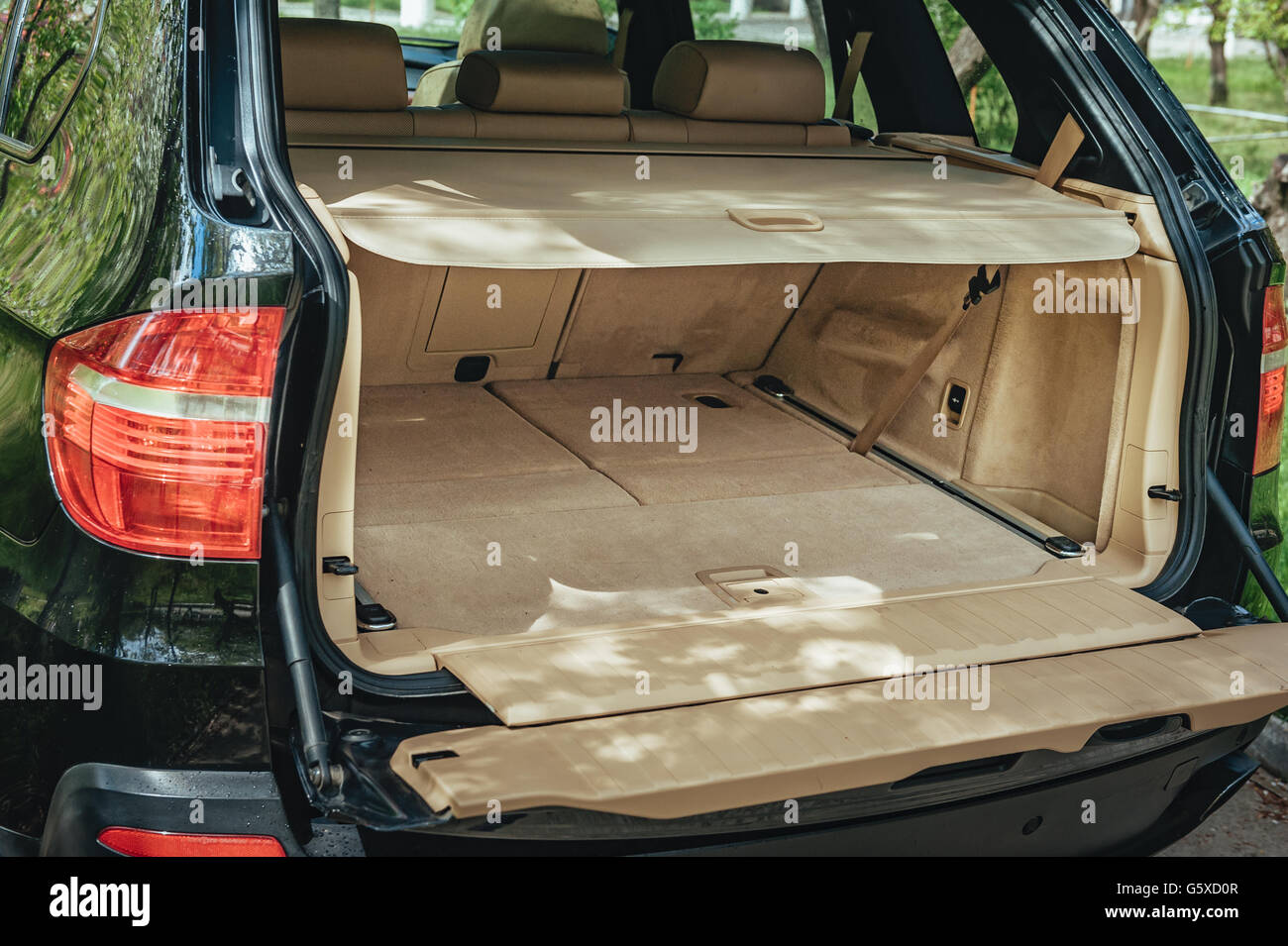 Open Trunk Suv High Resolution Stock Photography and Images Alamy