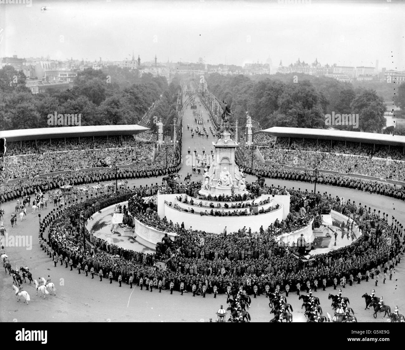 The roof of buckingham palace hires stock photography and images Alamy