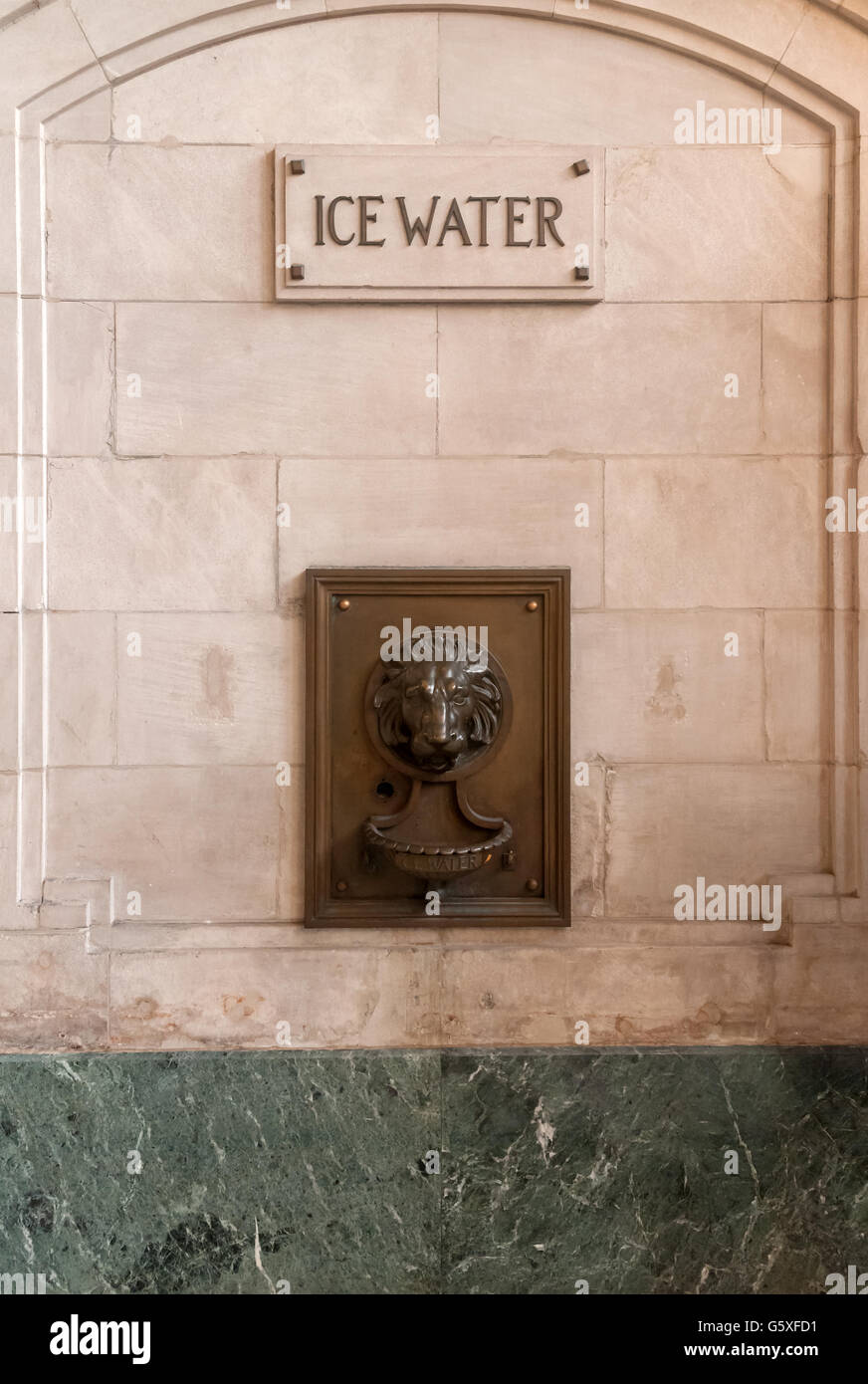 Bronze sculpture head water fountain hires stock photography and