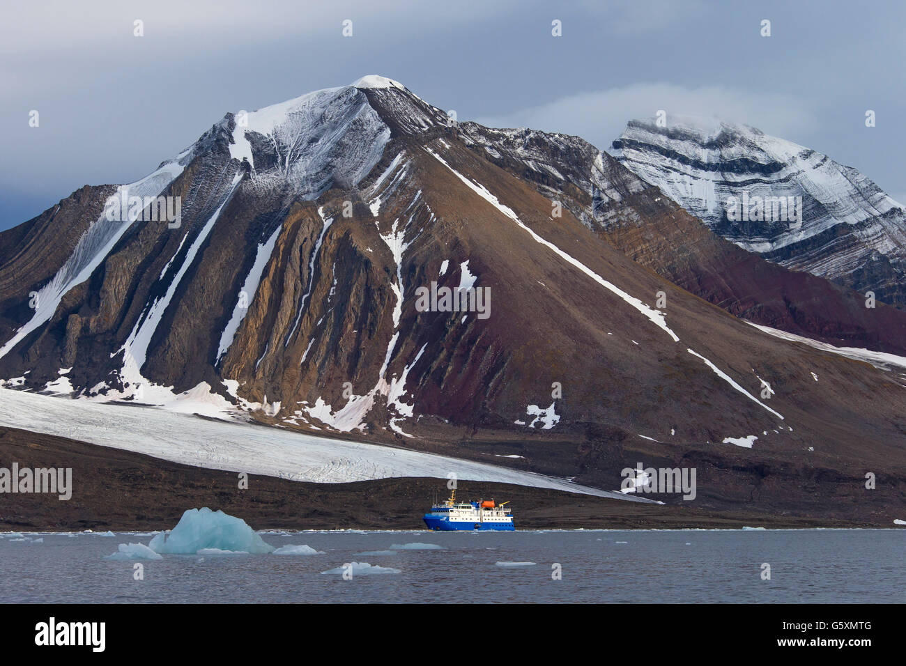 The expedition ship M/S Quest in the Hornsund fjord, west to the Greenland Sea, Svalbard, Norway Stock Photo