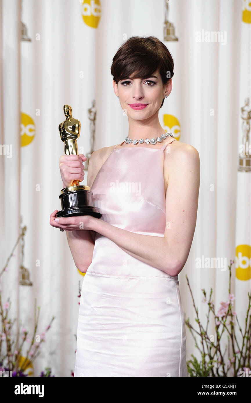 энн хэтэуэй получает оскар. энн хэтэуэй оскар. энн хэтэуэй оскар. энн хэтэуэй оскар. энн хэтэуэй оскар 2013.