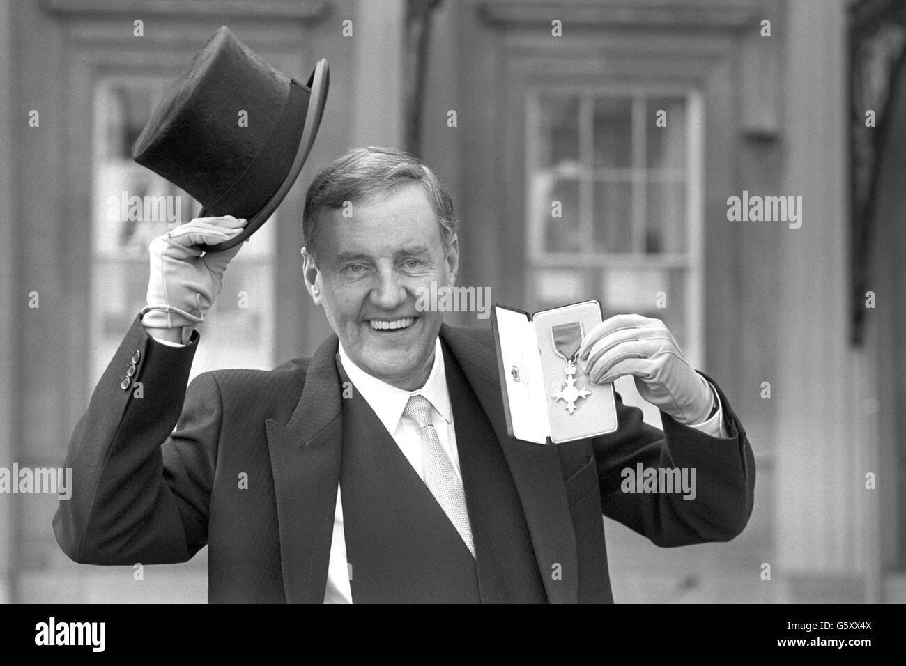 Actor Richard Briers, 56, outside Buckingham Palace. He received an OBE from the Queen for services to acting. Stock Photo