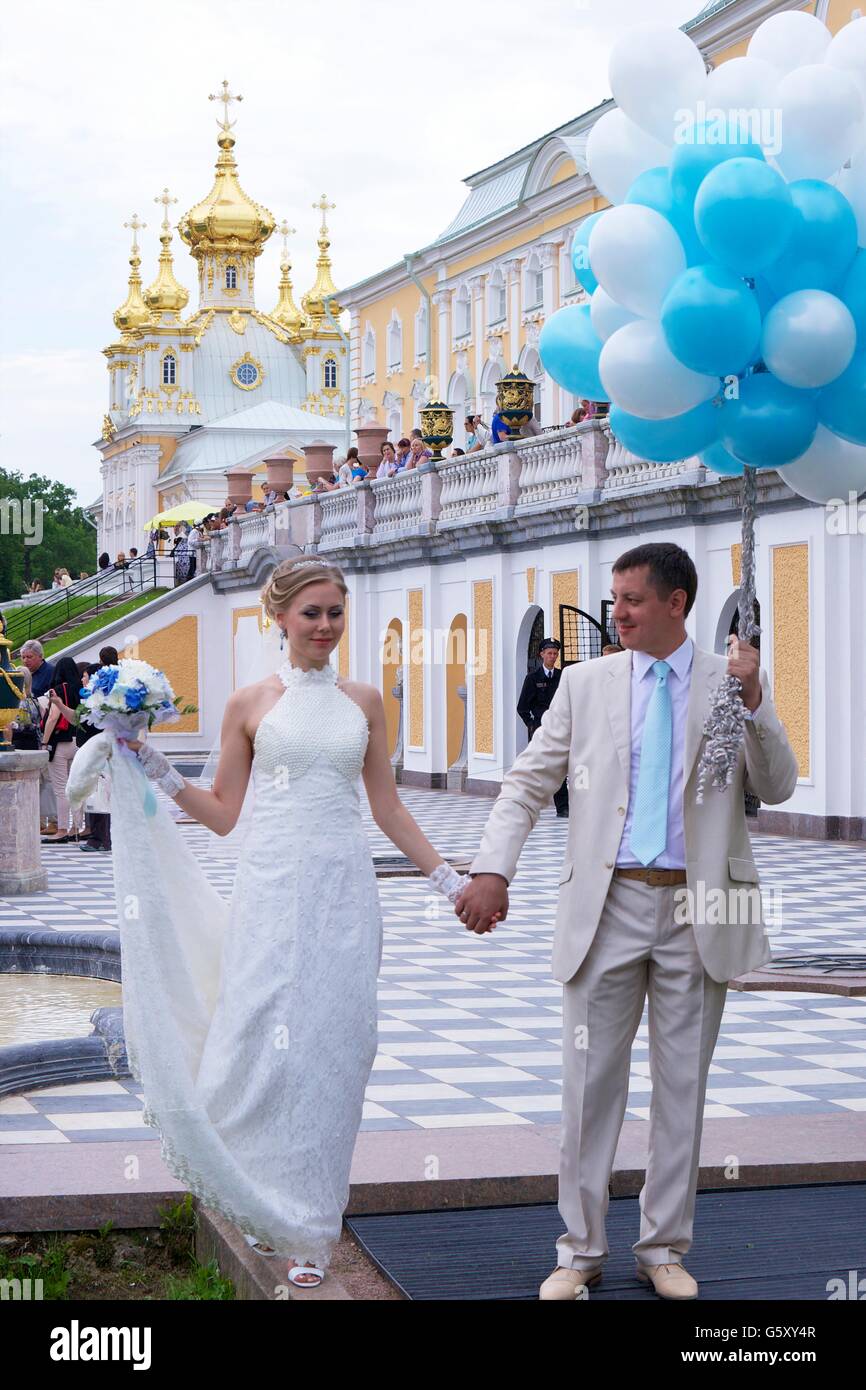 Married couple near the Grand Cascade, Peterhof, Petrodvorets, Saint Petersburg, Russia Stock Photo