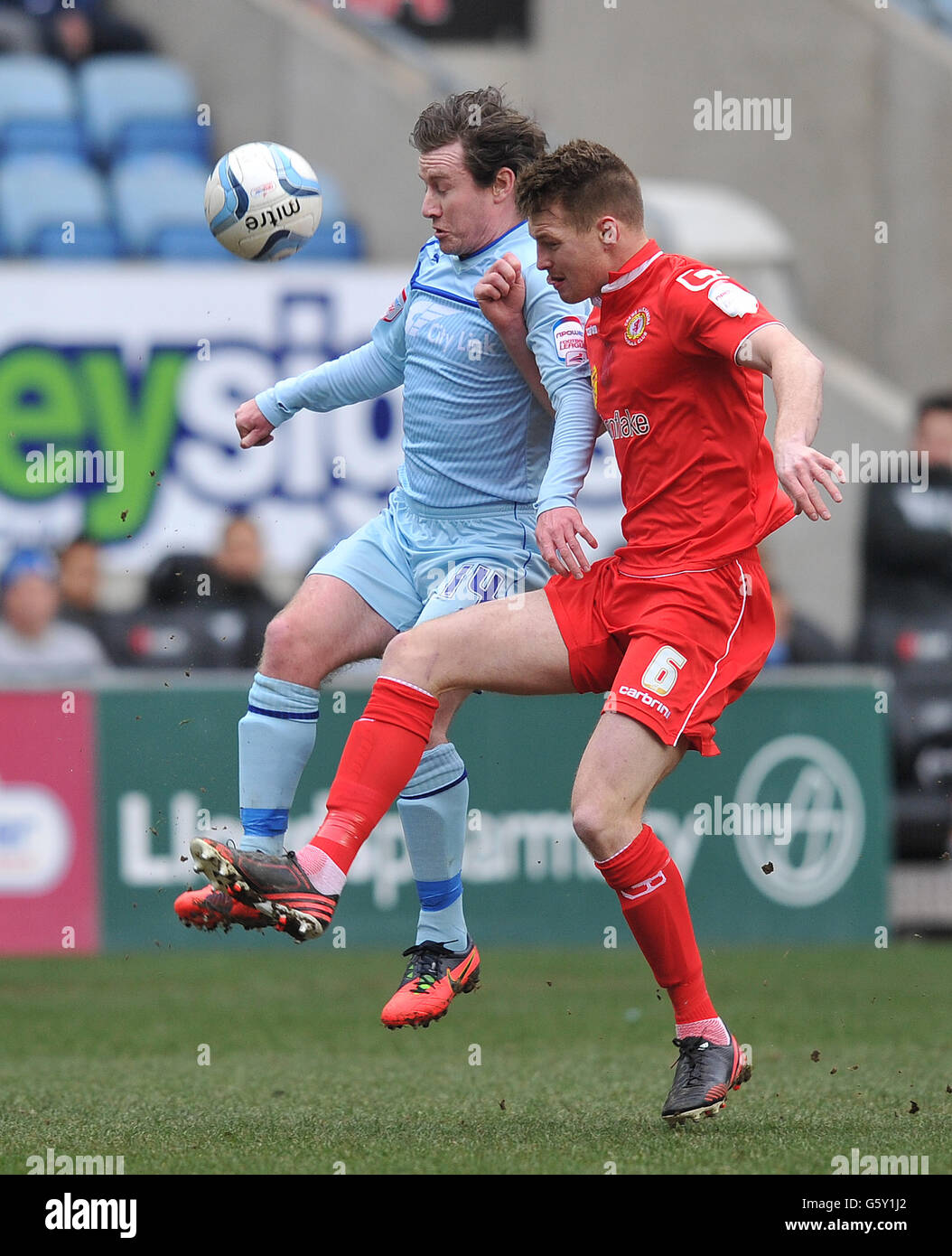 Coventry City's Stephen Elliott and Crewe Alexandra's Adam Dugdale battle for the ball during the npower League One match at the Ricoh Arena, Coventry. Stock Photo