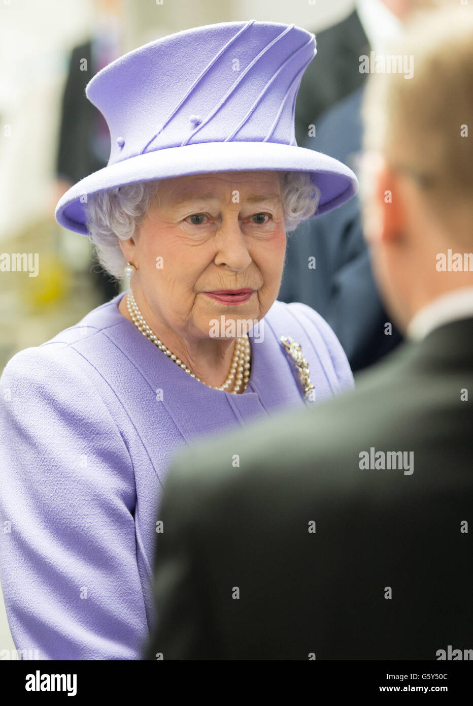 Queen opens new royal london hospital hires stock photography and