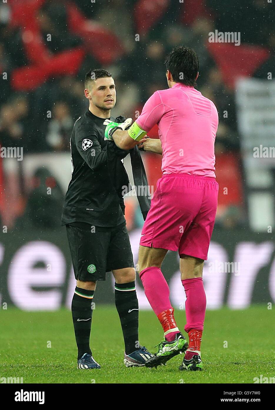 Soccer - UEFA Champions League - Round of 16 - Second Leg - Juventus v Celtic - Juventus Stadium. Juventus goalkeeper Gianluigi Buffon (right) and Celtic's Gary Hooper (left) after the final whistle Stock Photo