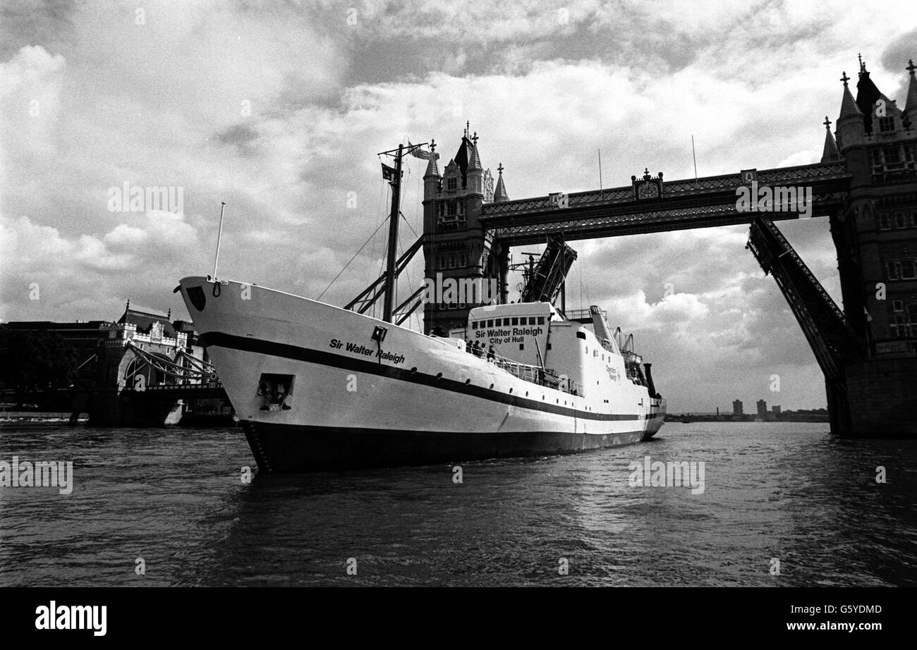 Passing under Tower bridge, Pool of London, the Sir Walter Raleigh (1,900 ton) scientific research vessel, the Operation Raleigh flagship on a promotional tour of British ports before her four year round-the-world expedition crewed by young people. Stock Photo