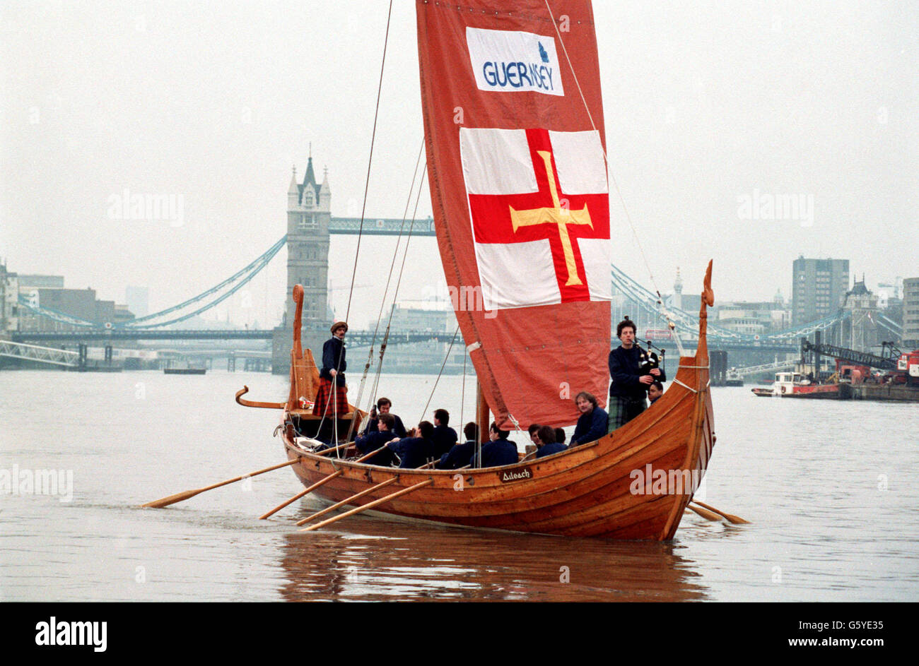 Aileach', a recreated 15th century Hebridean galley, makes an impressive sight as she sails down the Thames on her way to the International Boat Show at Earls Court. the sixteen oared square rigged galley, manned by a crew from Operation Raleigh and the Galley Trust, will be featured in the show. Stock Photo