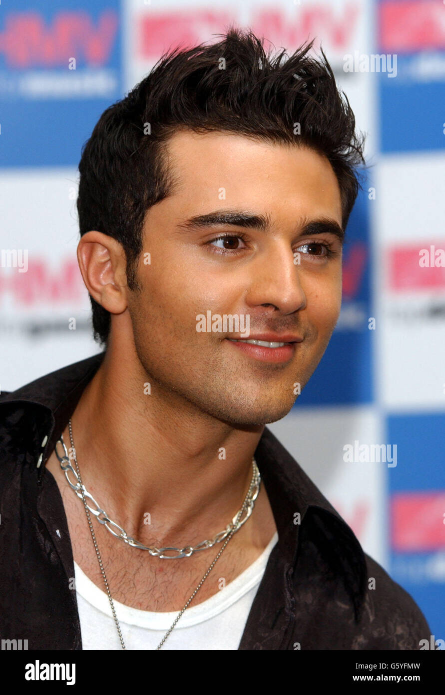 Pop Idol's Darius Danesh during a photocall at the HMV store in London's  Oxford Street, where he signed copies of his debut single 'Colourblind'  Stock Photo - Alamy