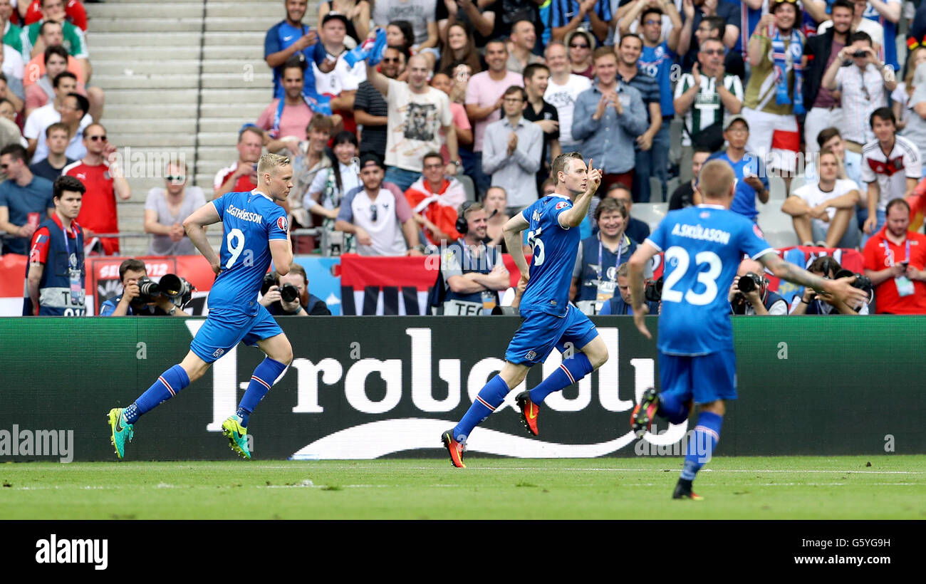 Iceland's Jon Dadi Bodvarsson (centre) celebrates scoring his side's first goal of the game during the Euro 2016, Group F match at the Stade de France, Paris. Stock Photo