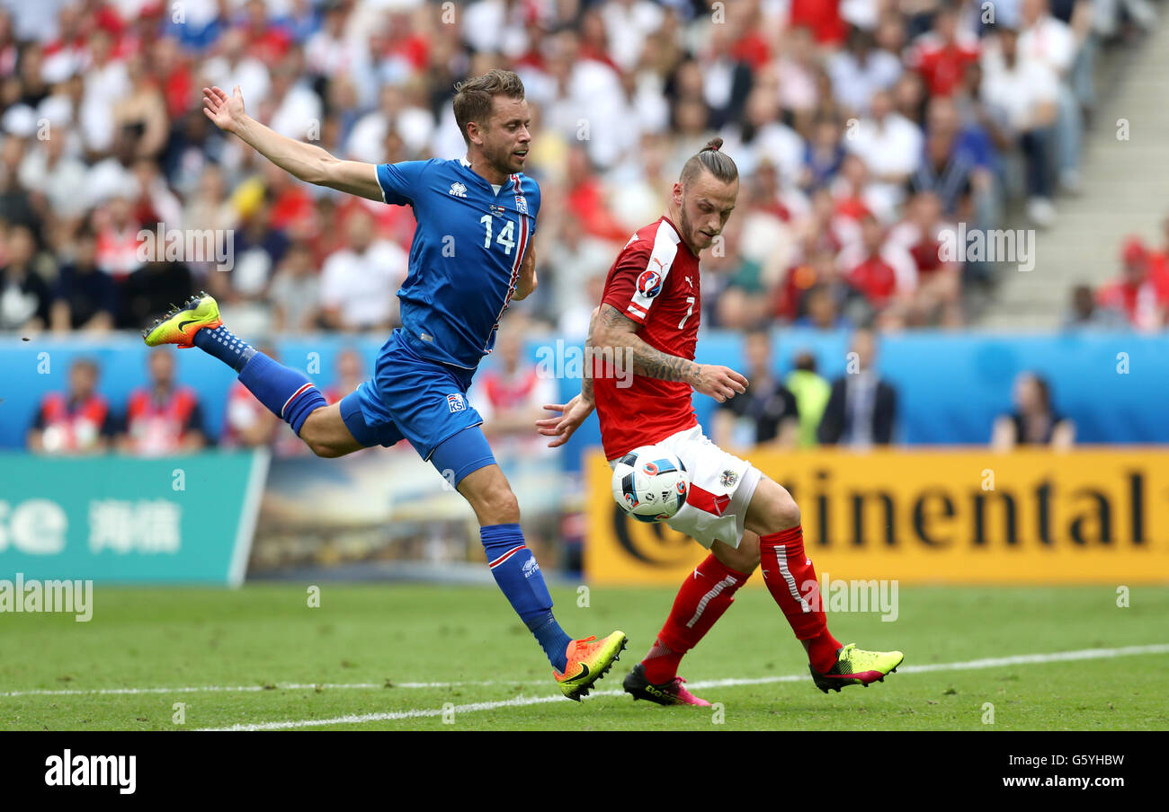 Iceland's Kari Arnason (left) and Austria's Marko Arnautovic battle for the ball during the Euro 2016, Group F match at the Stade de France, Paris. PRESS ASSOCIATION Photo. Picture date: Wednesday June 22, 2016. See PA story SOCCER Iceland. Photo credit should read: Owen Humphreys/PA Wire. RESTRICTIONS: Use subject to restrictions. Editorial use only. Book and magazine sales permitted providing not solely devoted to any one team/player/match. No commercial use. Call +44 (0)1158 447447 for further information. Stock Photo