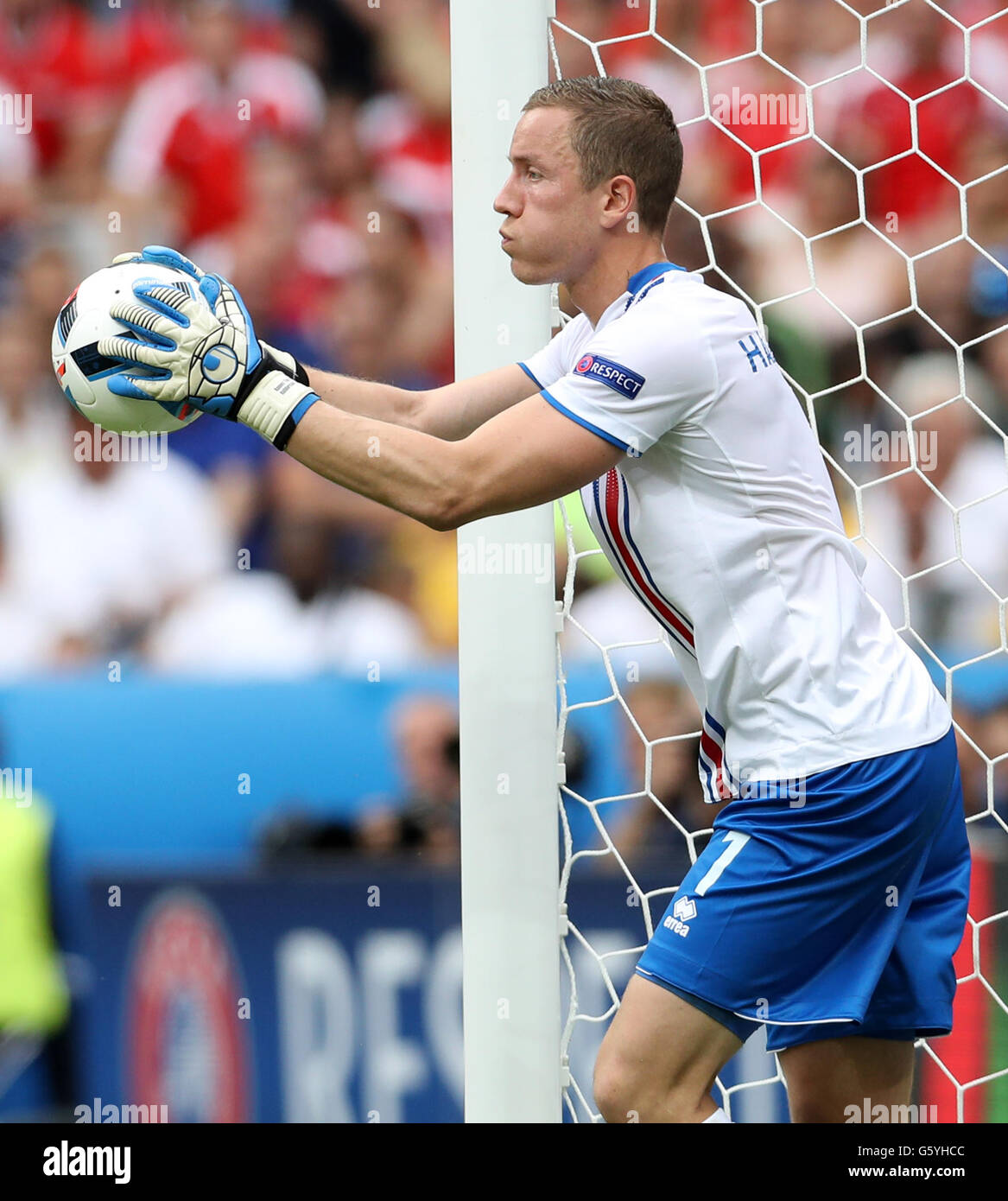 Iceland goalkeeper Hannes Thor Halldorsson during the Euro 2016, Group F match at the Stade de France, Paris. PRESS ASSOCIATION Photo. Picture date: Wednesday June 22, 2016. See PA story SOCCER Iceland. Photo credit should read: Owen Humphreys/PA Wire. RESTRICTIONS: Use subject to restrictions. Editorial use only. Book and magazine sales permitted providing not solely devoted to any one team/player/match. No commercial use. Call +44 (0)1158 447447 for further information. Stock Photo