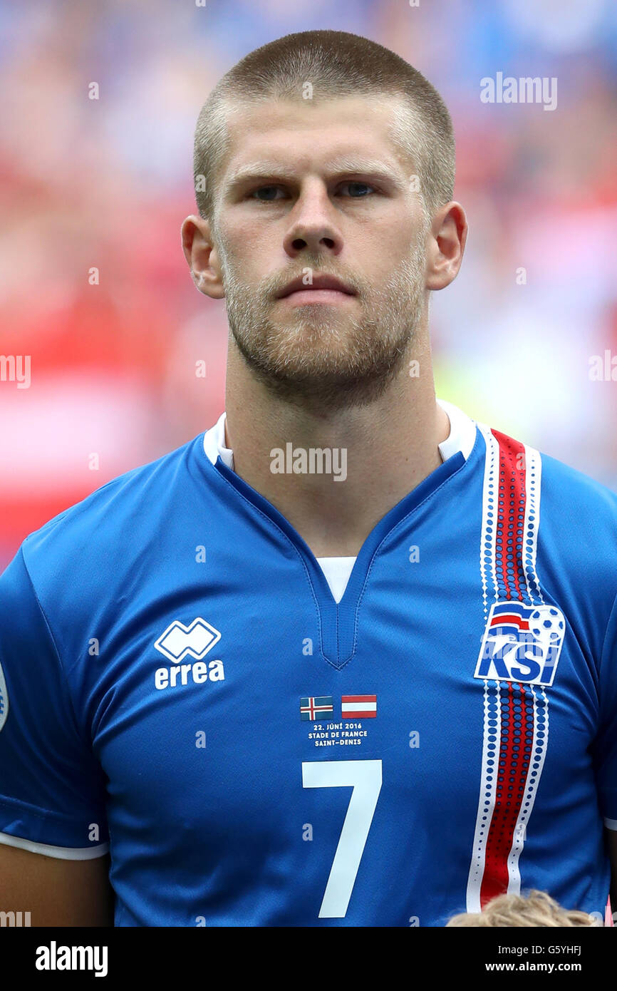 Iceland's Johann Berg Gudmundsson during the Euro 2016, Group F match at the Stade de France, Paris. PRESS ASSOCIATION Photo. Picture date: Wednesday June 22, 2016. See PA story SOCCER Iceland. Photo credit should read: Owen Humphreys/PA Wire. RESTRICTIONS: Use subject to restrictions. Editorial use only. Book and magazine sales permitted providing not solely devoted to any one team/player/match. No commercial use. Call +44 (0)1158 447447 for further information. Stock Photo