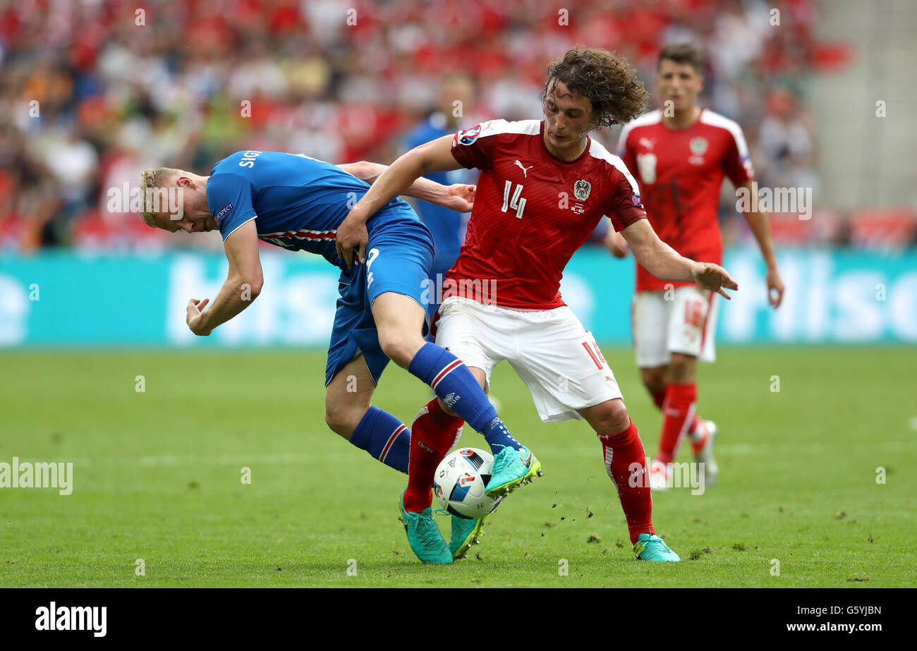 Iceland's Kolbeinn Sigthorsson (left) and Austria's Julian Baumgartlinger battle for the ball during the Euro 2016, Group F match at the Stade de France, Paris. Stock Photo