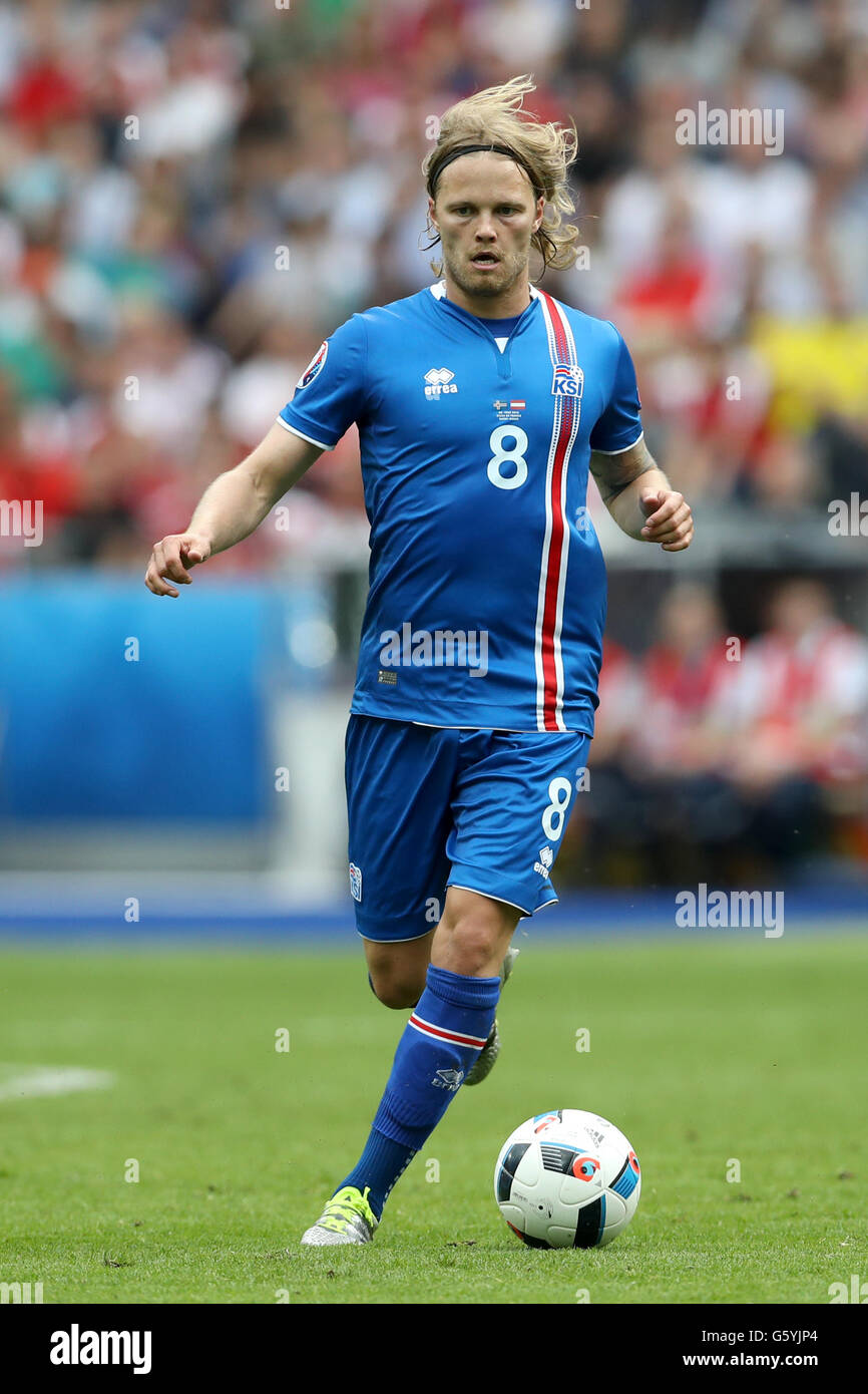 Iceland's Birkir Bjarnason during the Euro 2016, Group F match at the Stade de France, Paris. PRESS ASSOCIATION Photo. Picture date: Wednesday June 22, 2016. See PA story soccer Iceland. Photo credit should read: Owen Humphreys/PA Wire. RESTRICTIONS: Use subject to restrictions. Editorial use only. Book and magazine sales permitted providing not solely devoted to any one team/player/match. No commercial use. Call +44 (0)1158 447447 for further information. Stock Photo