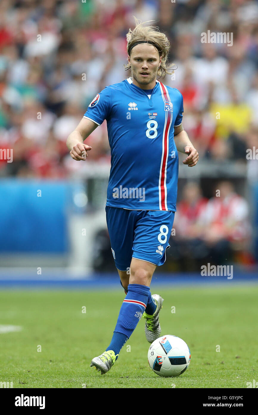 Iceland's Birkir Bjarnason during the Euro 2016, Group F match at the Stade de France, Paris. PRESS ASSOCIATION Photo. Picture date: Wednesday June 22, 2016. See PA story soccer Iceland. Photo credit should read: Owen Humphreys/PA Wire. RESTRICTIONS: Use subject to restrictions. Editorial use only. Book and magazine sales permitted providing not solely devoted to any one team/player/match. No commercial use. Call +44 (0)1158 447447 for further information. Stock Photo