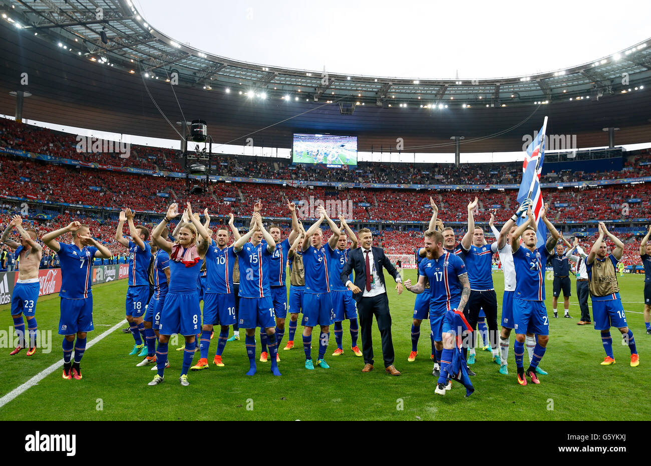 Iceland players celebrate their late winner and qualifying for the last 16 round after the Euro 2016, Group F match at the Stade de France, Paris. PRESS ASSOCIATION Photo. Picture date: Wednesday June 22, 2016. See PA story SOCCER Iceland. Photo credit should read: Owen Humphreys/PA Wire. Stock Photo