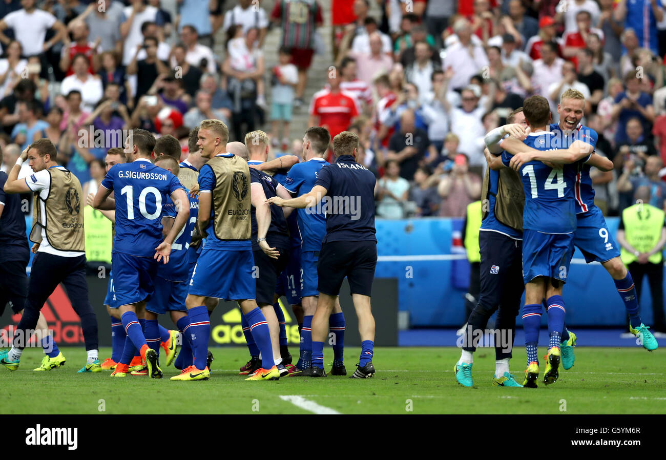Iceland players celebrate their late winner and qualifying for the last 16 round after the Euro 2016, Group F match at the Stade de France, Paris. PRESS ASSOCIATION Photo. Picture date: Wednesday June 22, 2016. See PA story soccer Iceland. Photo credit should read: Owen Humphreys/PA Wire. RESTRICTIONS: Use subject to restrictions. Editorial use only. Book and magazine sales permitted providing not solely devoted to any one team/player/match. No commercial use. Call +44 (0)1158 447447 for further information. Stock Photo