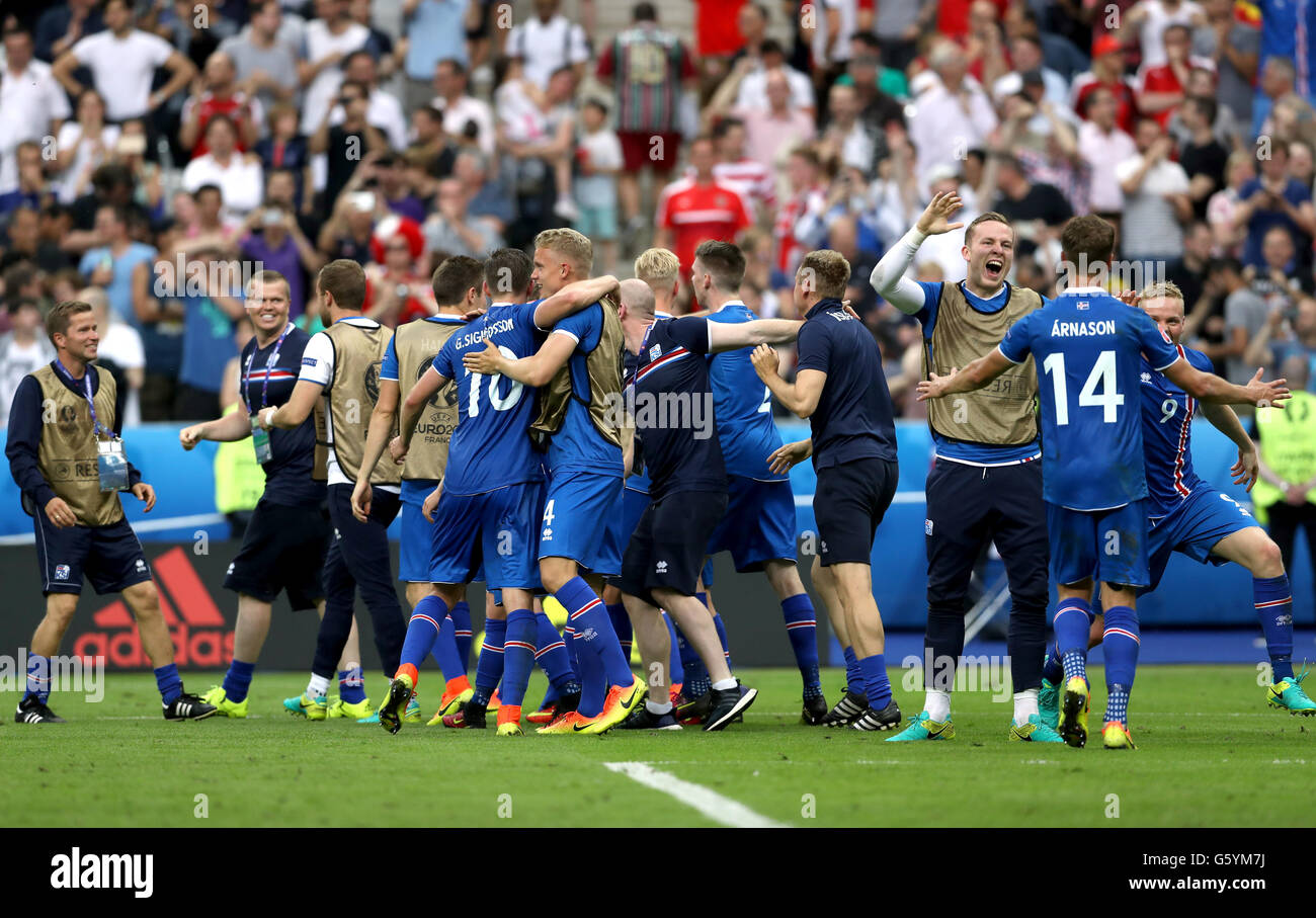 Iceland players celebrate their late winner and qualifying for the last 16 round after the Euro 2016, Group F match at the Stade de France, Paris. PRESS ASSOCIATION Photo. Picture date: Wednesday June 22, 2016. See PA story soccer Iceland. Photo credit should read: Owen Humphreys/PA Wire. RESTRICTIONS: Use subject to restrictions. Editorial use only. Book and magazine sales permitted providing not solely devoted to any one team/player/match. No commercial use. Call +44 (0)1158 447447 for further information. Stock Photo