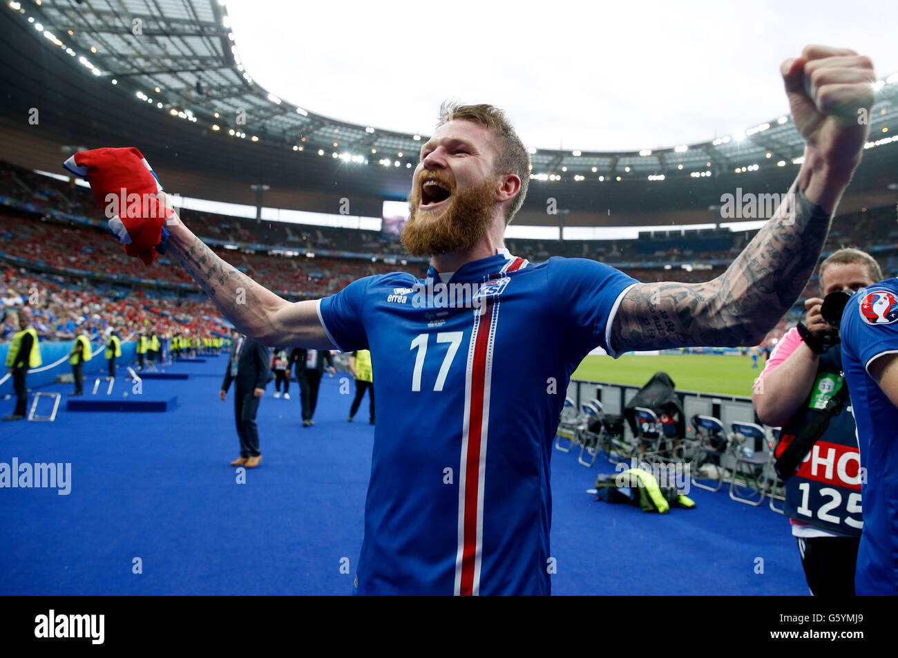 Iceland's Aron Gunnarsson celebrates qualifying for the last 16 round after the Euro 2016, Group F match at the Stade de France, Paris. PRESS ASSOCIATION Photo. Picture date: Wednesday June 22, 2016. See PA story SOCCER Iceland. Photo credit should read: Owen Humphreys/PA Wire. Stock Photo