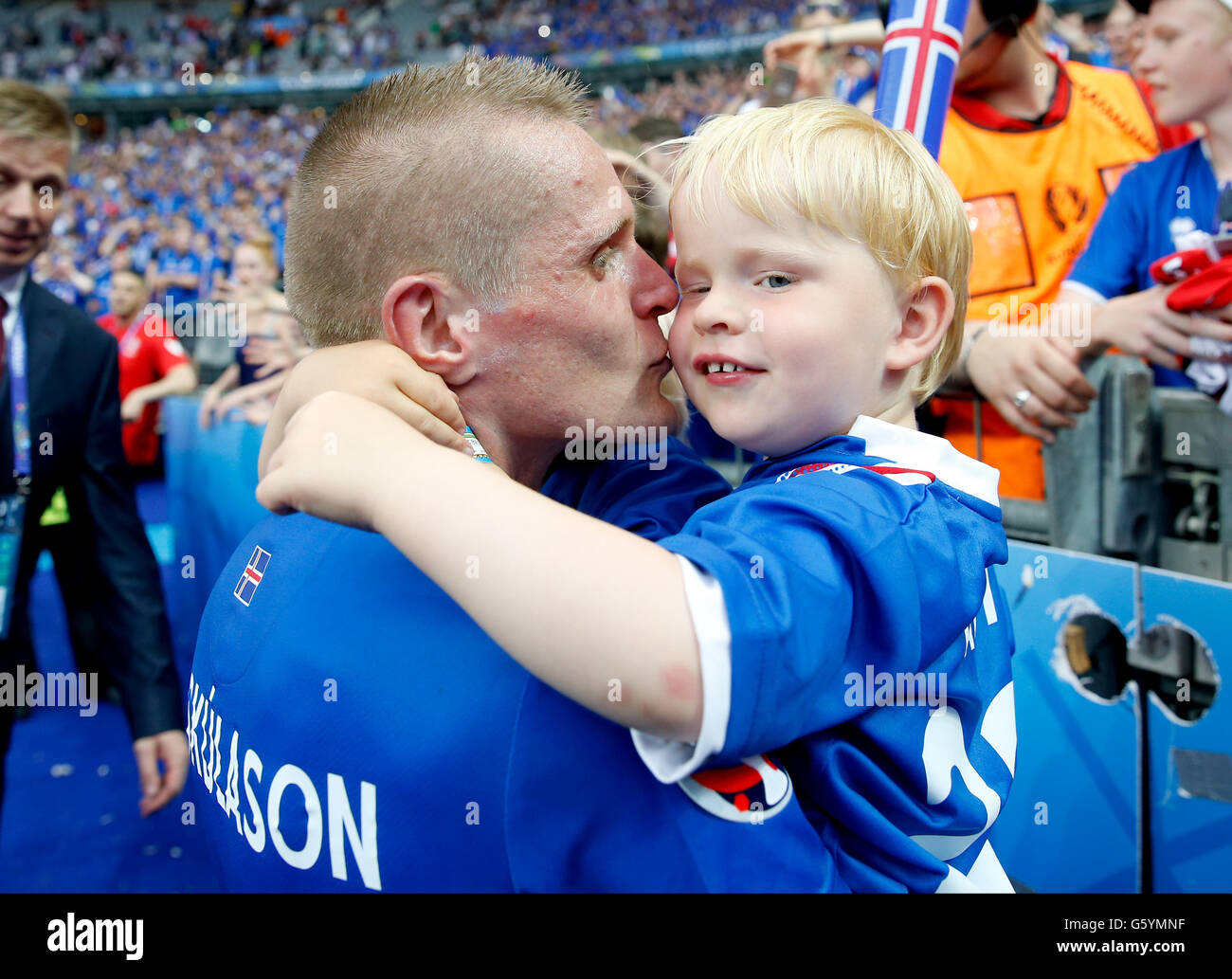 Iceland's Ari Freyr Skulason celebrates qualifying for the last 16 round with his Son after the Euro 2016, Group F match at the Stade de France, Paris. PRESS ASSOCIATION Photo. Picture date: Wednesday June 22, 2016. See PA story soccer Iceland. Photo credit should read: Owen Humphreys/PA Wire. RESTRICTIONS: Use subject to restrictions. Editorial use only. Book and magazine sales permitted providing not solely devoted to any one team/player/match. No commercial use. Call +44 (0)1158 447447 for further information. Stock Photo