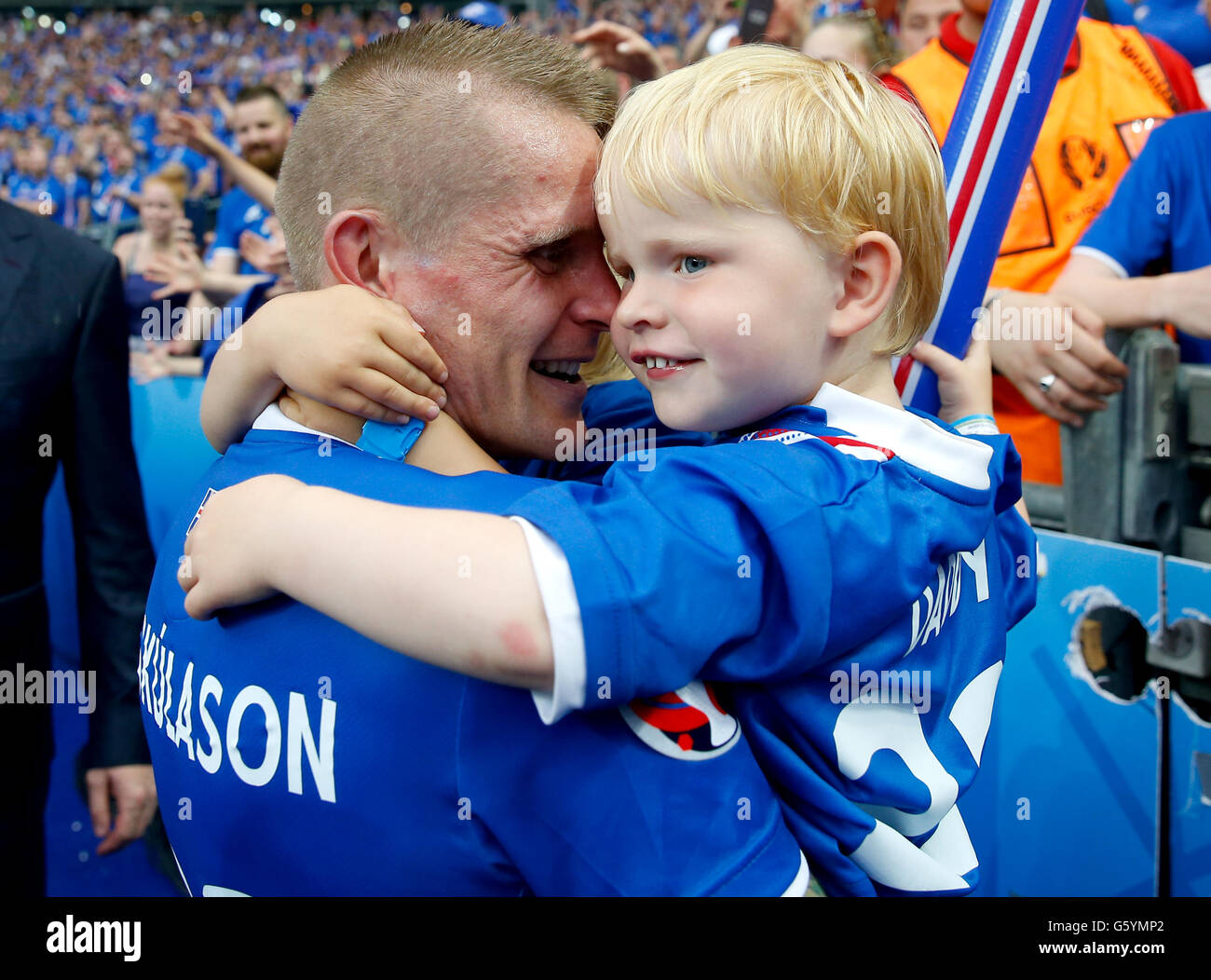 Iceland's Ari Freyr Skulason celebrates qualifying for the last 16 round with his Son after the Euro 2016, Group F match at the Stade de France, Paris. PRESS ASSOCIATION Photo. Picture date: Wednesday June 22, 2016. See PA story soccer Iceland. Photo credit should read: Owen Humphreys/PA Wire. RESTRICTIONS: Use subject to restrictions. Editorial use only. Book and magazine sales permitted providing not solely devoted to any one team/player/match. No commercial use. Call +44 (0)1158 447447 for further information. Stock Photo