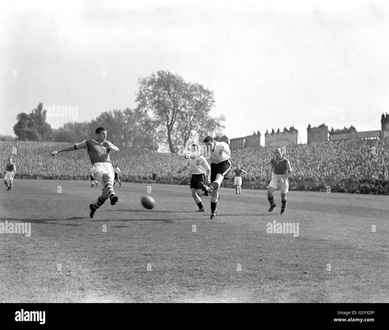 Soccer - League Division Two - West Ham United v Fulham - Upton Park Stock Photo