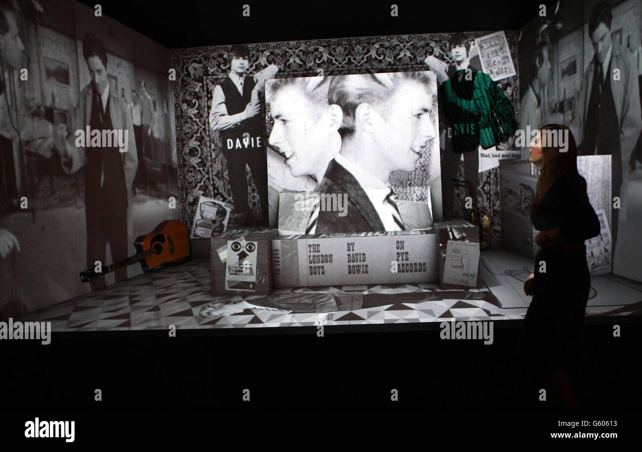 V a Museum London David Bowie Hi res Stock Photography And Images Alamy v-a-museum-london-david-bowie-hi-res-stock-photography-and-images-alamy