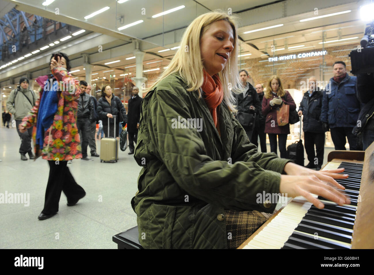 YouTube pianist plays St Pancras Stock Photo