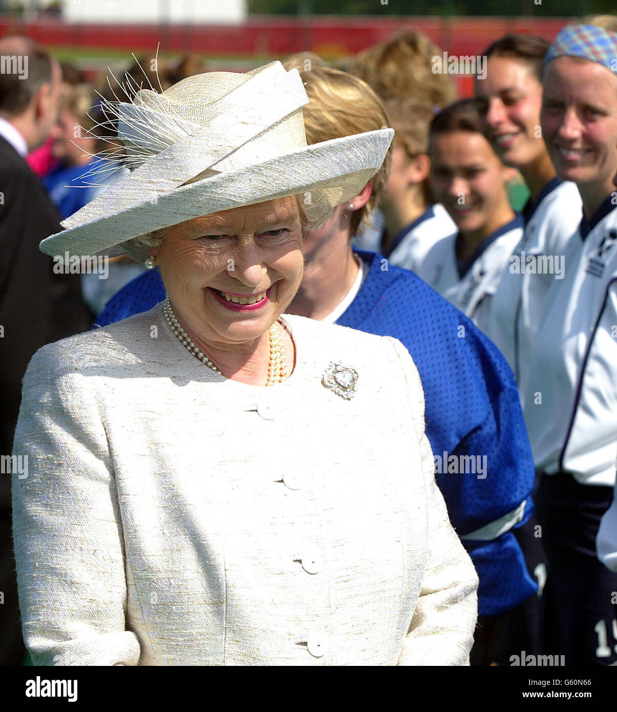 The Queen meets members of the Scotland Ladies hockey team with captain Tracey Robb (No 1) before their match against Australia, on the first day of the Commonwealth Games in Manchester. Stock Photo