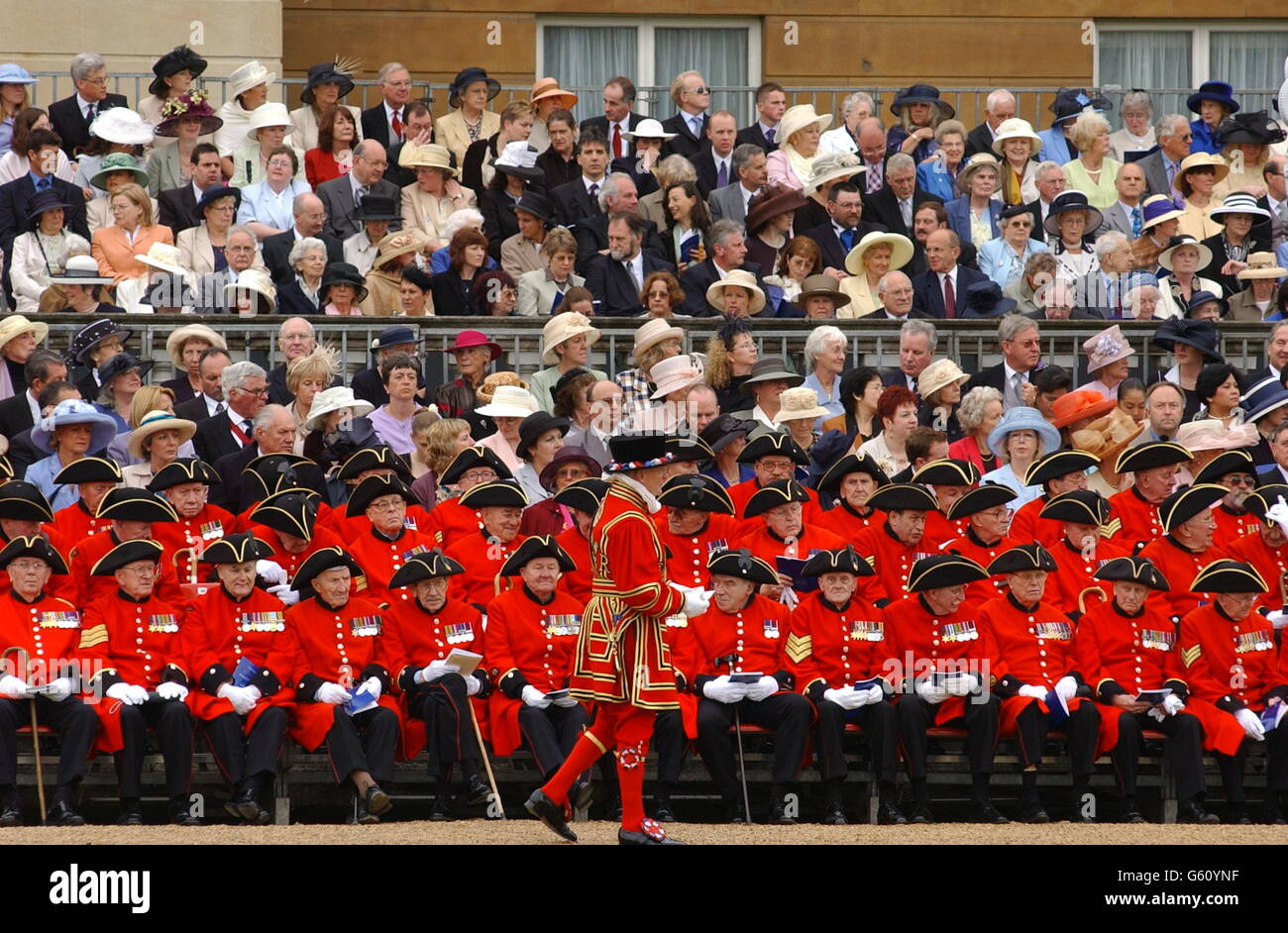 A Yeoman passes rows of seated Chelsea Pensioners from the Royal Hospital Chelsea, during a unique and historic parade of ceremonial royal body guards and Chelsea Pensioners at Buckingham Palace, London. * Distinguished ex-servicemen were taking part in the Buckingham Palace parade and march past, the first of its kind in honour of the Queen's Golden Jubilee. Stock Photo