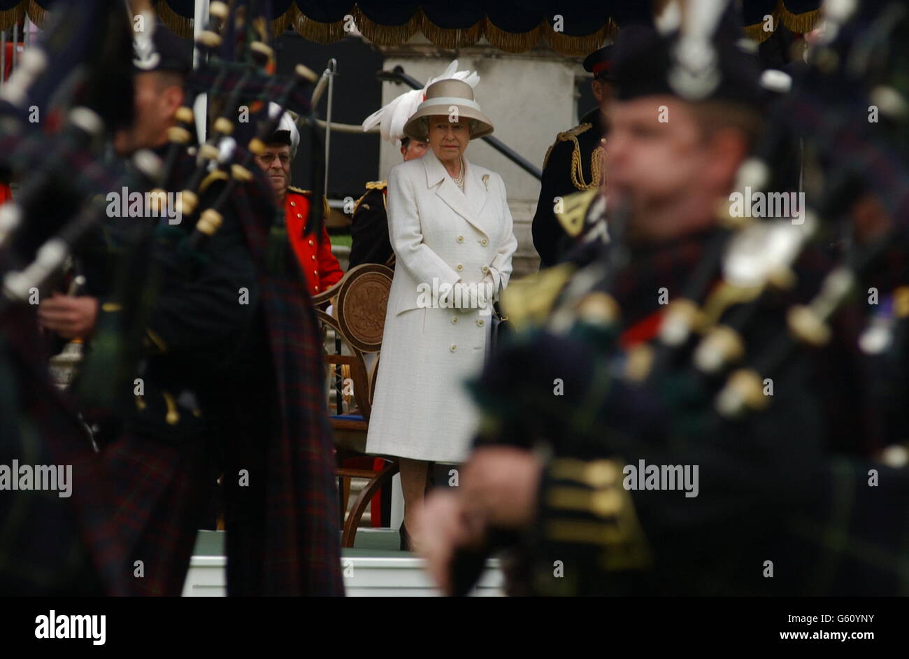 Queen palace bagpipes hires stock photography and images Alamy
