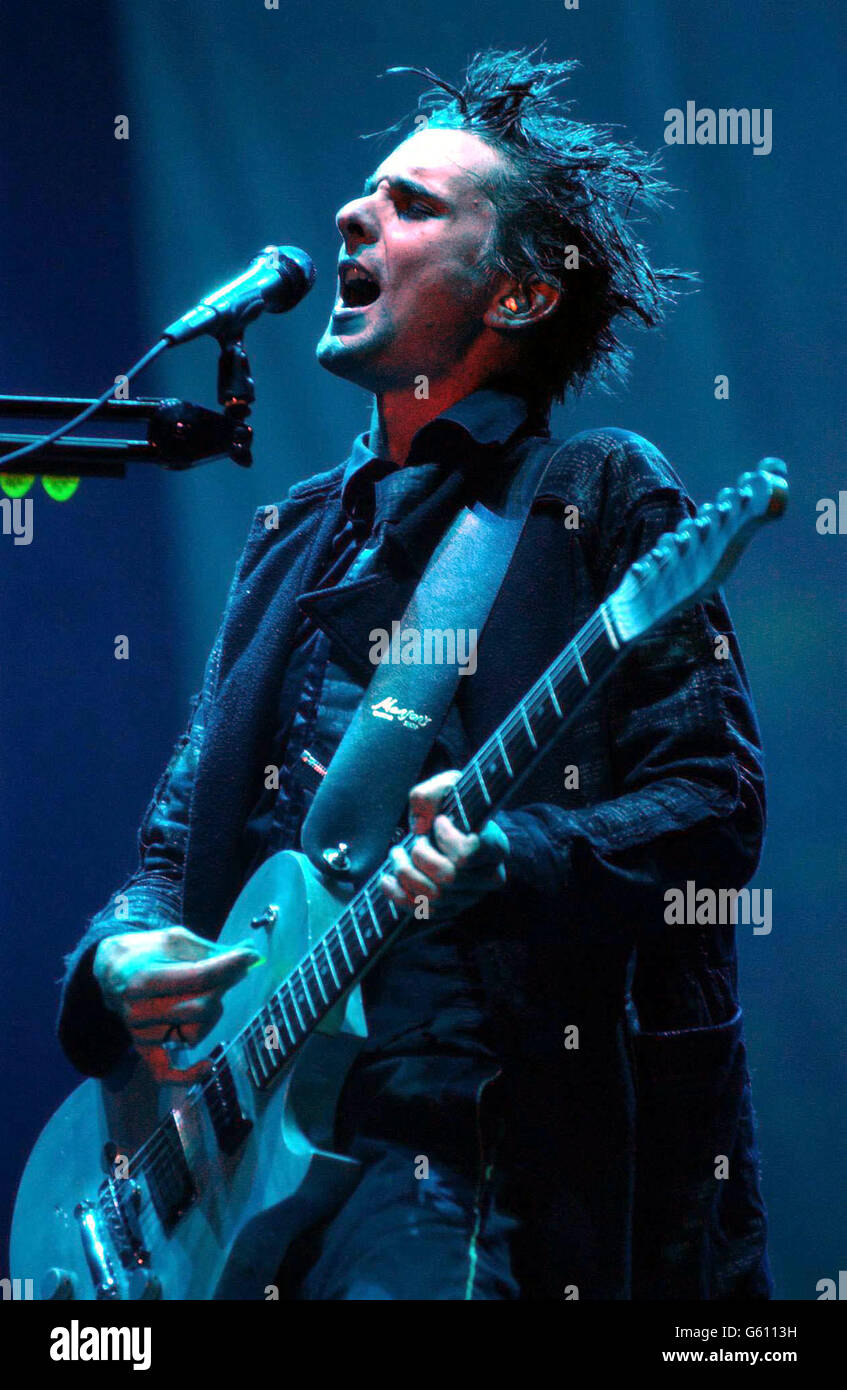 Muse - Reading Festival. Matthew Bellamy of Muse performing on the main stage at the Carling Reading Festival. Stock Photo
