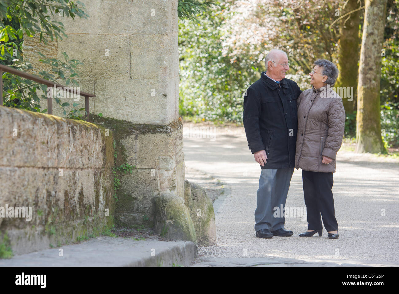 Elderly couple walk hi-res stock photography and images - Alamy