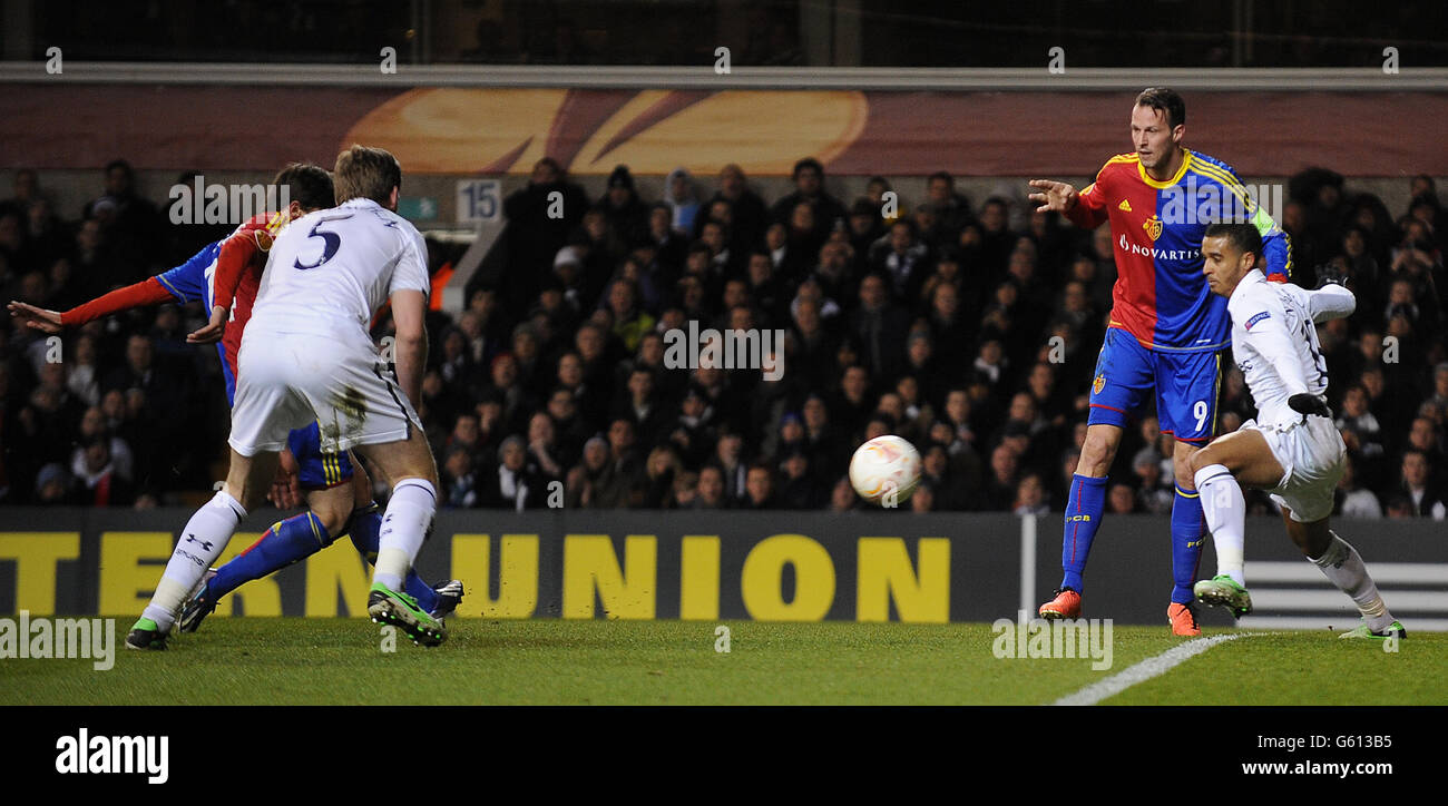 Tottenham hotspur left back hi-res stock photography and images - Alamy