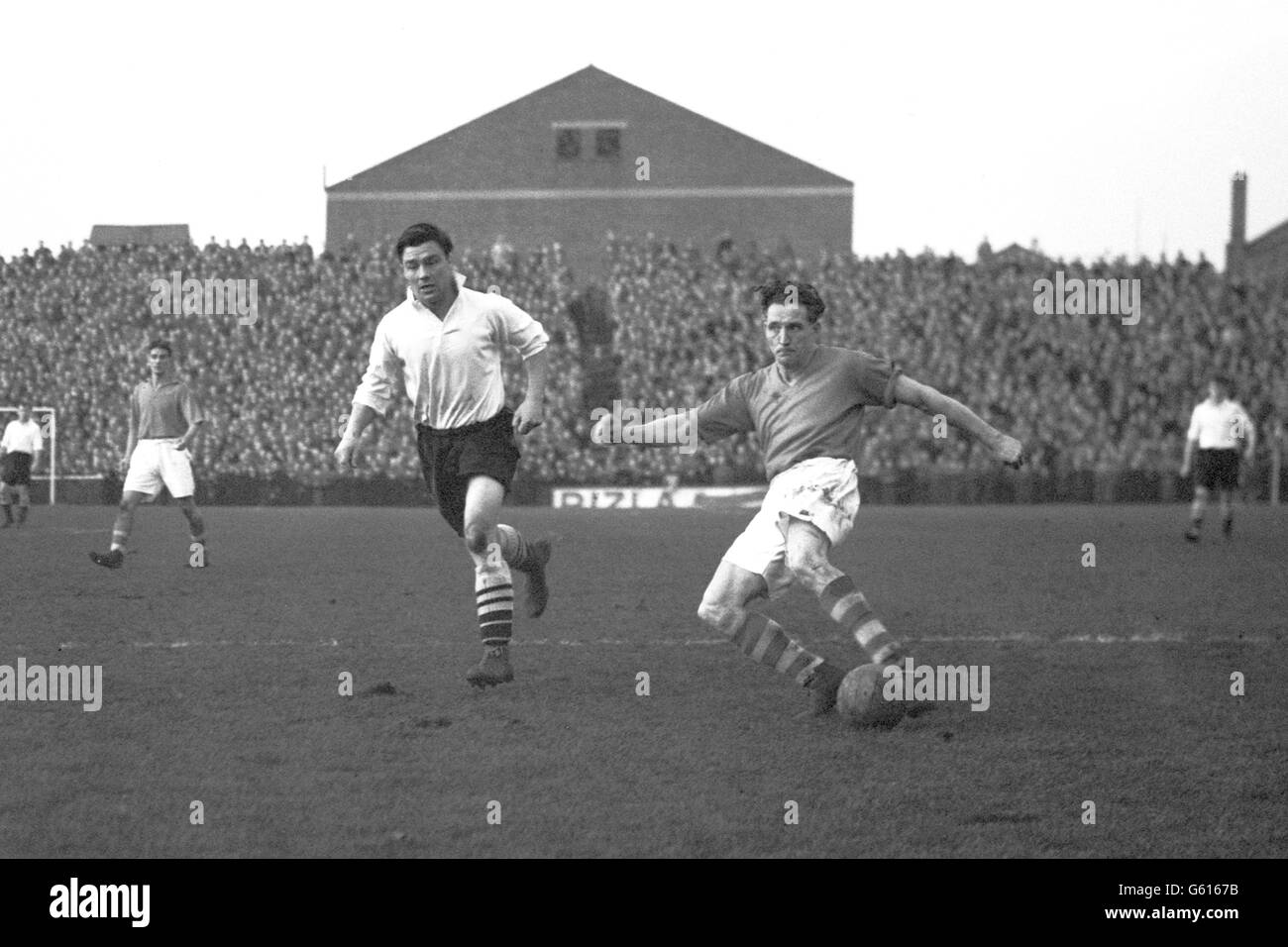 Soccer - League Division Two - Fulham v Nottingham Forest - Craven Cottage. Wally Ardron in action for Nottingham Forest. Stock Photo