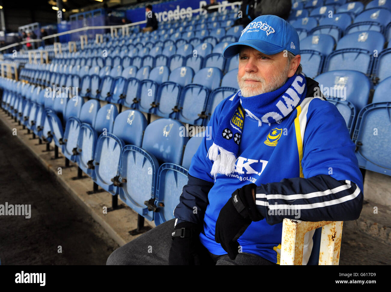 Football kit hat cap pompey scarf hi-res stock photography and images ...