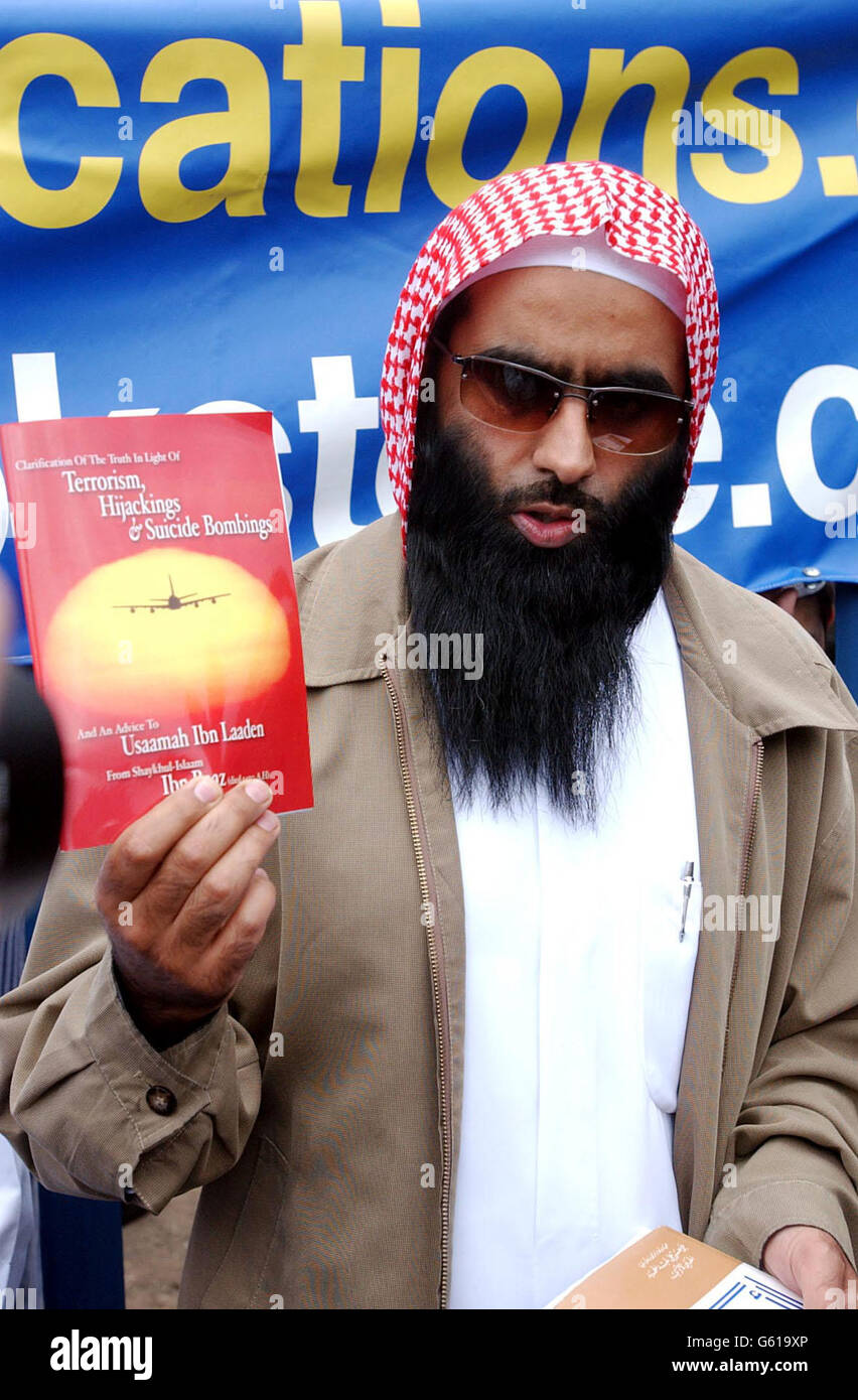 Terrorist head scarf hi-res stock photography and images - Alamy