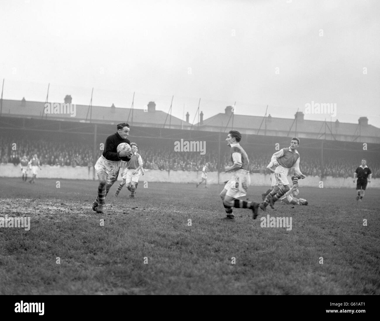 Soccer - FA Cup - Second Round Replay - Walthamstow Avenue v Ipswich Town - Green Pond Road. Ipswich Town goalkeeper Jack Parry saves under pressure from Walthamstow Avenue's Ronald Walker of (c). Stock Photo