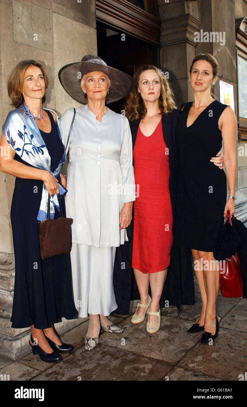 Sheila Hancock (2nd left), widow of the late John Thaw, arriving for his memorial service with her daughters (L-R) Melanie, Joanna and Abigail, at St. Martin-in-the-Fields, central London. Around 800 people gathered to remember the actor most famous for playing Inspector Morse, who died in 2001. Stock Photo