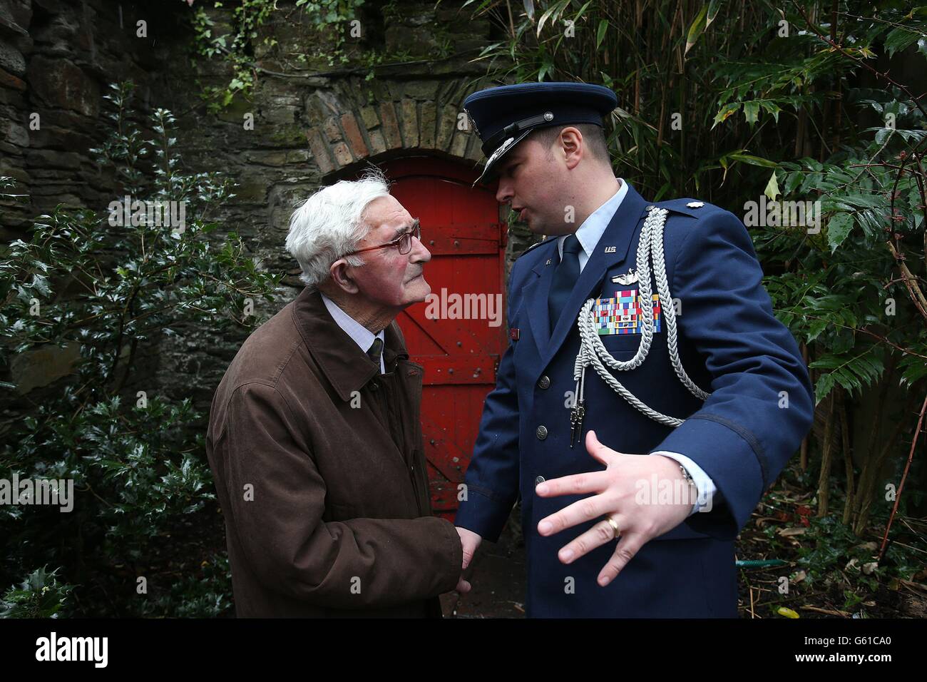 93-year-old former Irish Army Engineer Private James Galvin (left), who laid the runway on White's Marsh in 1943, explains the story OF 'Tojo' the monkey to Lieutenant-Colonel Sean Cosden of the US Defence Attache at O'Donovan's Hotel in Clonakilty, where a statue to 'Tojo' a monkey belonging to an American Air Force bomber crew who crash landed their Boeing B-17 Flying Fortress outside the town on April 7th 1943. Stock Photo