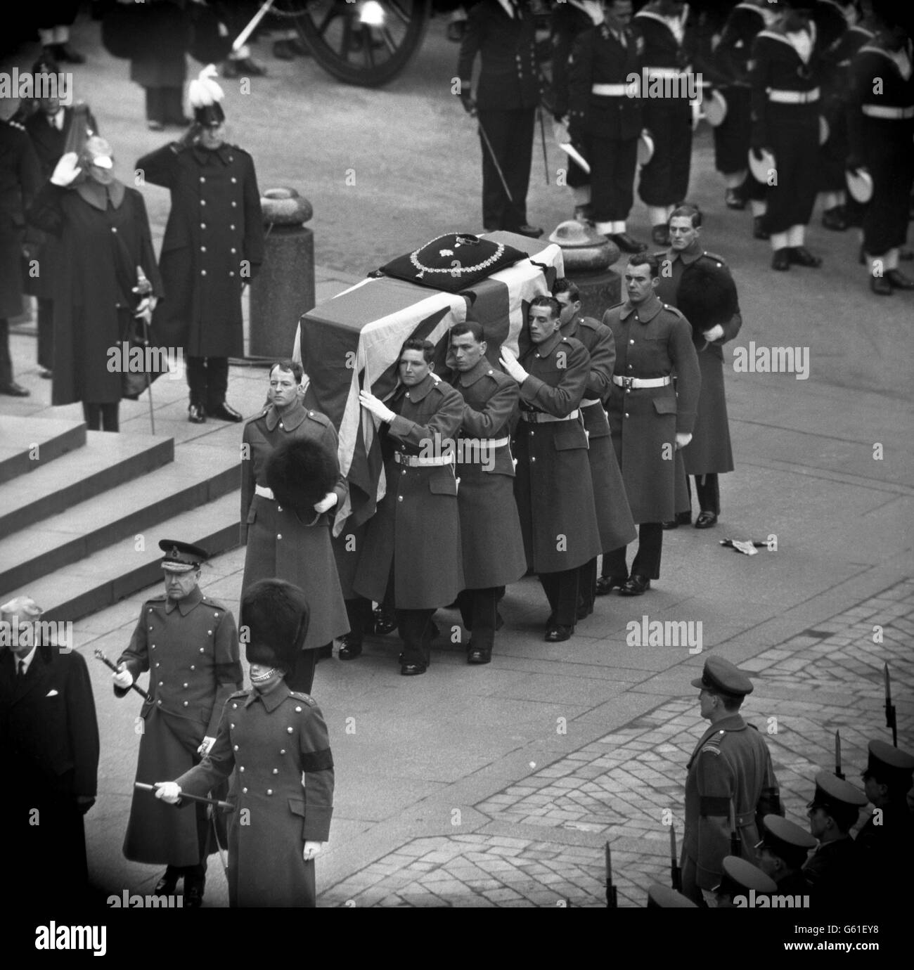 The coffin of of Sir Winston Churchill is borne on the shoulders of a bearer group from the 2nd Battalion Grenadier Guards into St Paul's Cathedral for the funeral service. On the coffin rests Sir Winston Churchill's insignia as a Knight of the Garter. Stock Photo