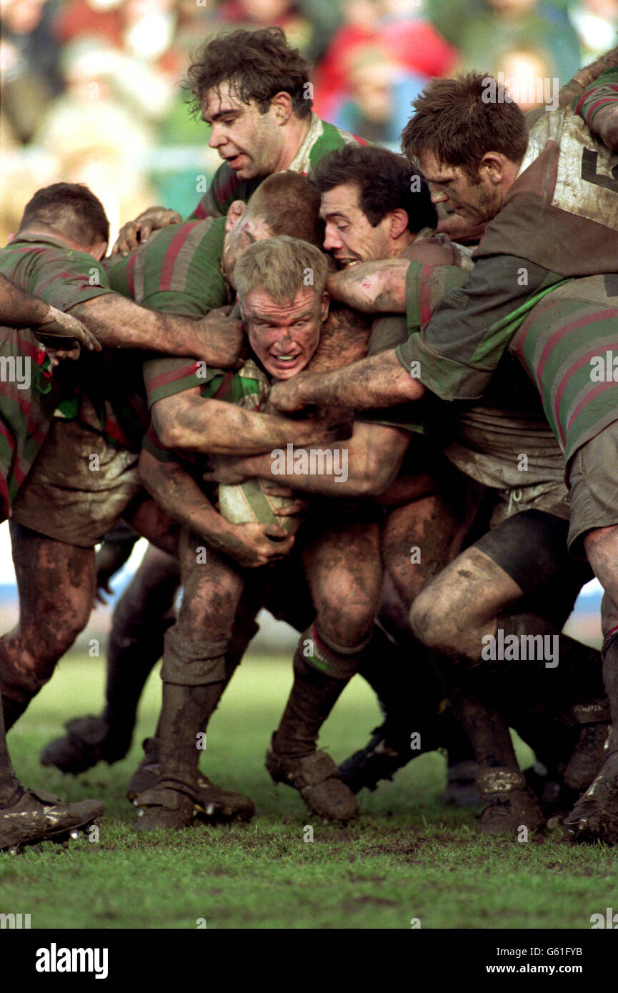 Neil Back (centre), Leicester Tigers holds the ball in a maul Stock Photo