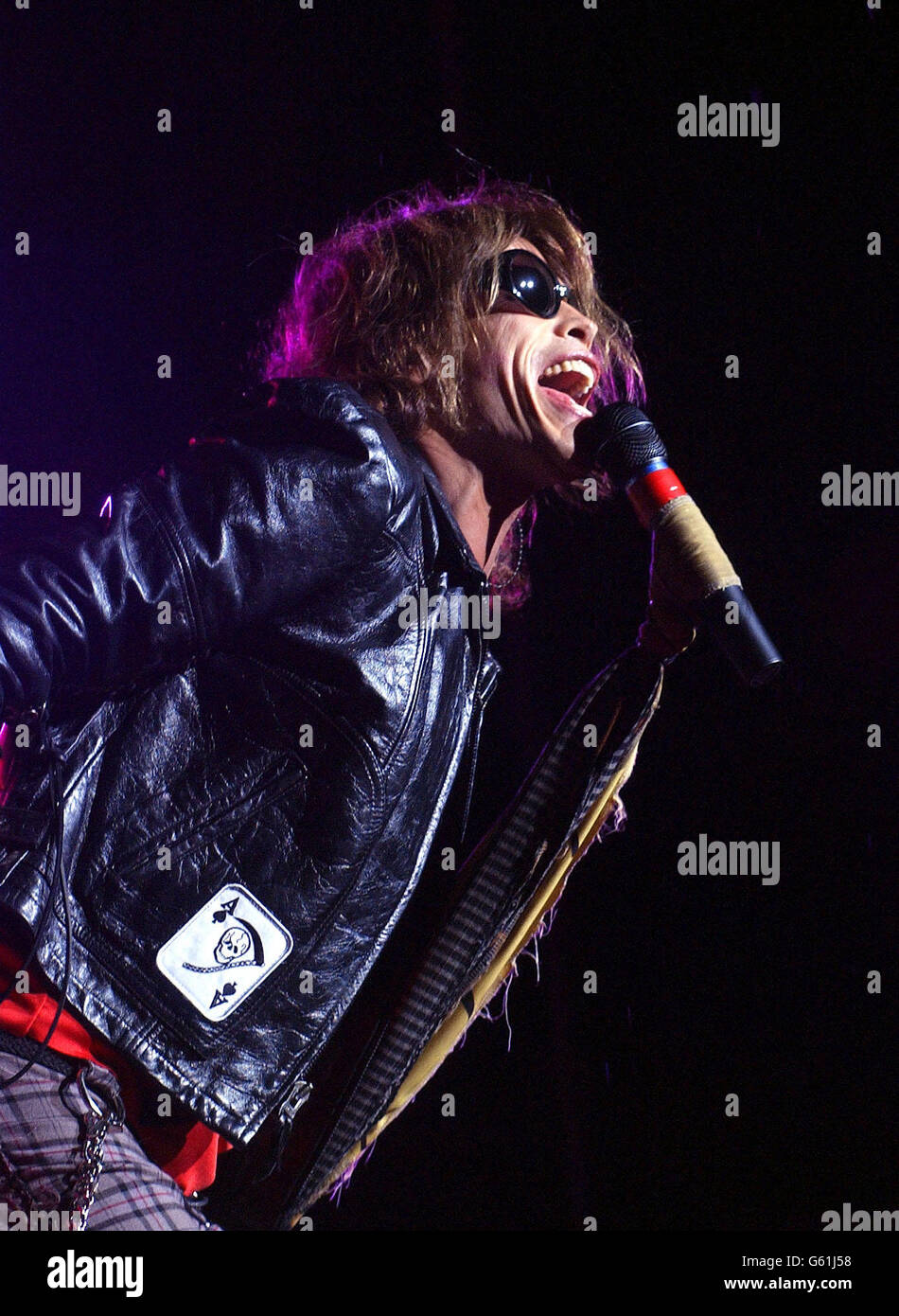 Rock music performing singing microphone scarf celebrity steven tyler  hi-res stock photography and images - Alamy