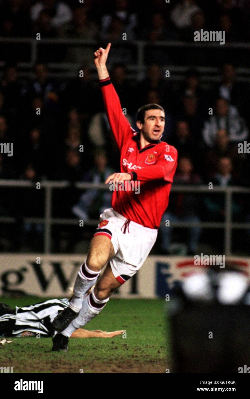 Eric cantona 1996 hi-res stock photography and images - Alamy