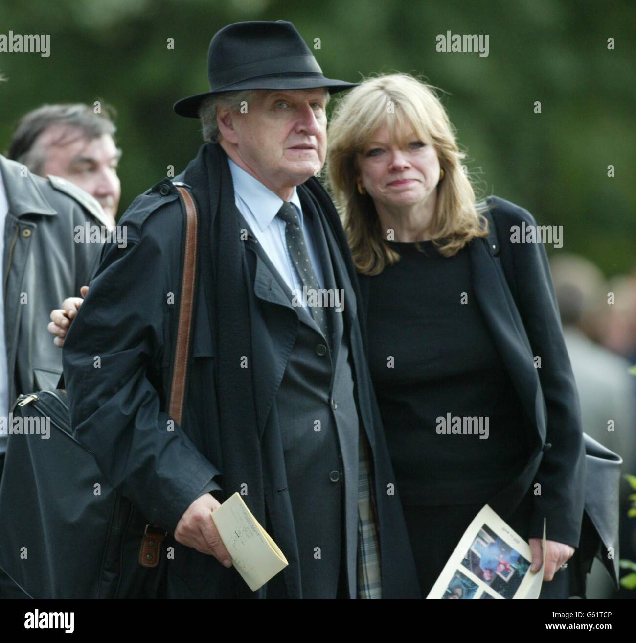 Tierney Elphick Funeral. Malcolm Tierney at the funeral of actor Michael Elphick at Chichester Crematorium. Stock Photo
